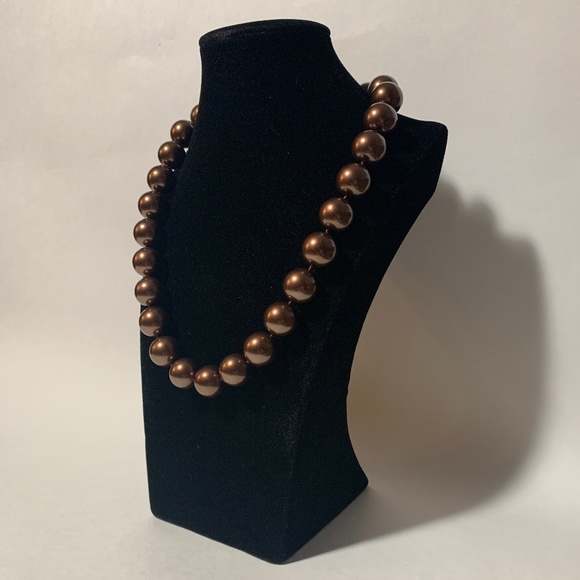 Elegant Shell Pearl Necklace with Magnetic Clasp in Chocolate Brown 15mm - Picture 4 of 8